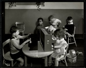 Crianças brincando no salão de jogos da Associação Nova York para os Cegos, 111 East 59th Street, Nova York, 1935 (impressão em gelatina de prata)